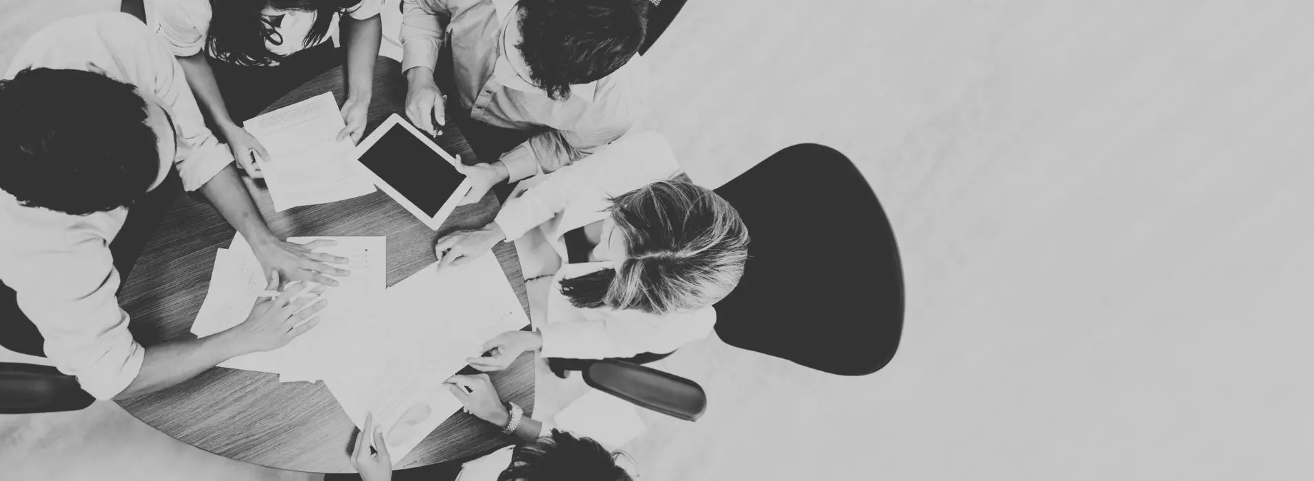 Equipe reunida e colaborando na Maximum