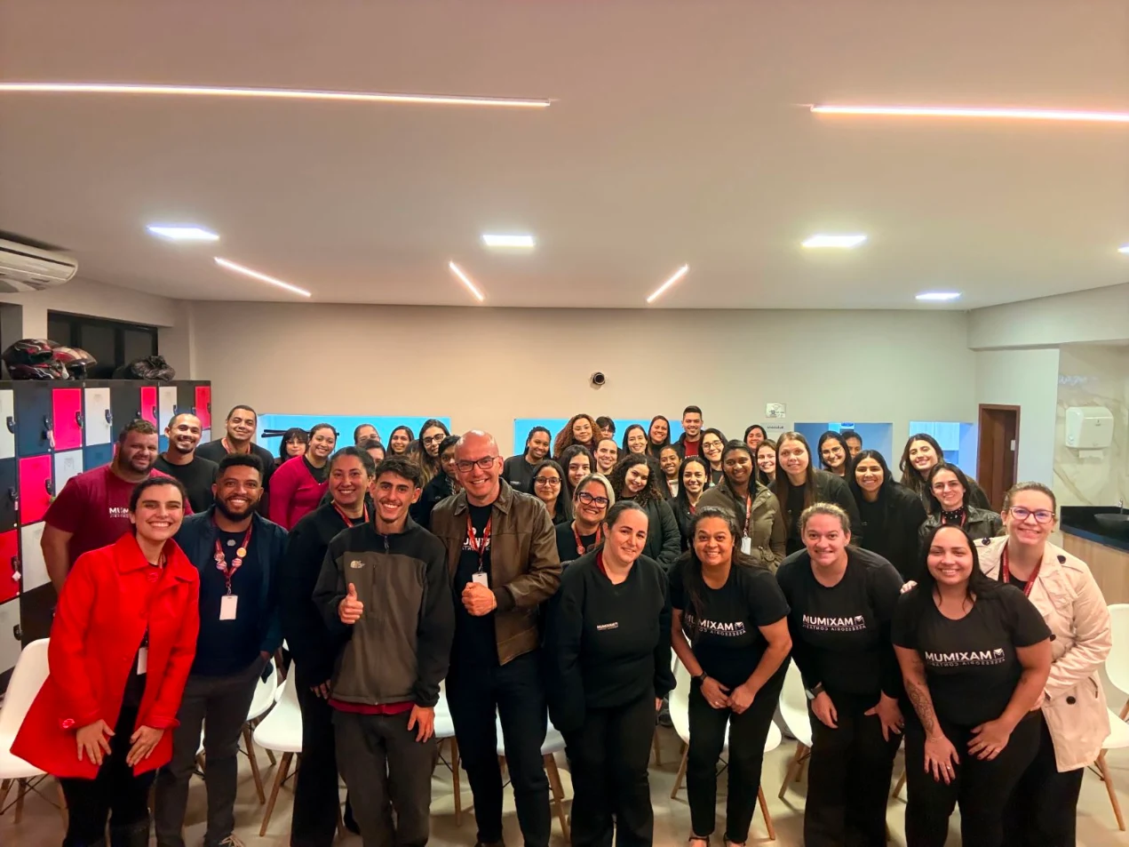 Equipe reunida e colaborando na Maximum
